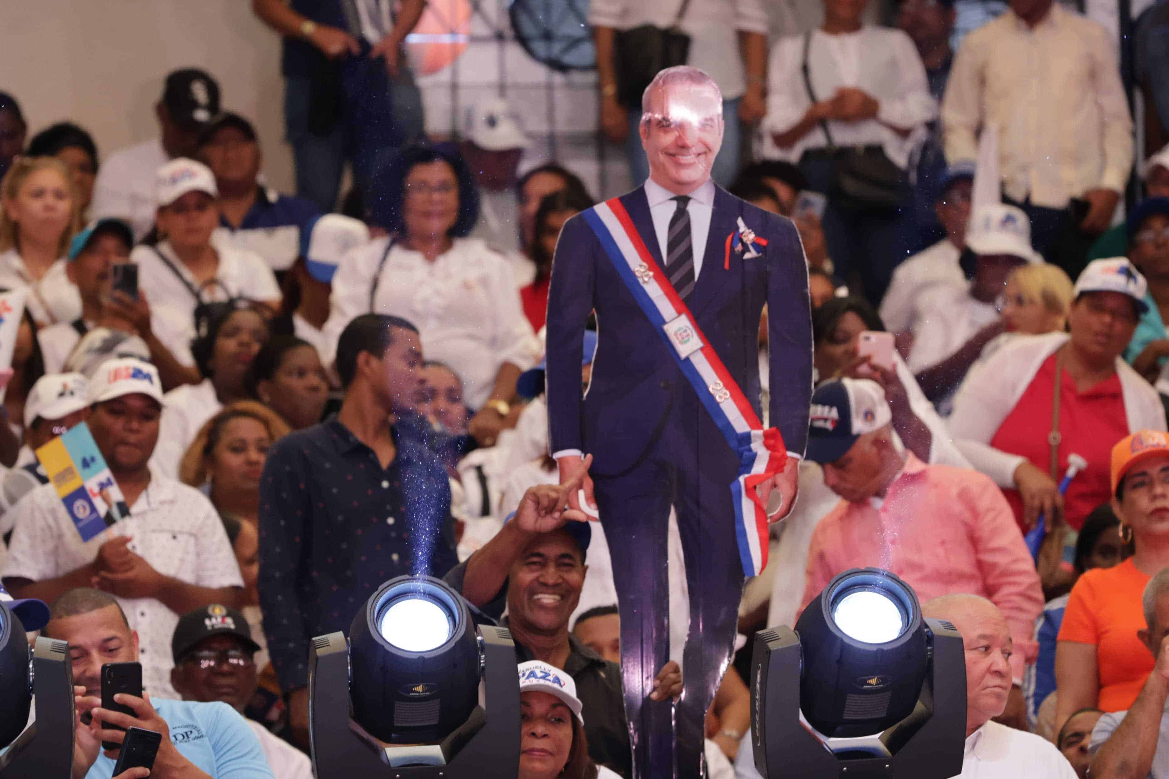 Abinader se encontró con sus frentes sectoriales en el Coliseo Teo Cruz