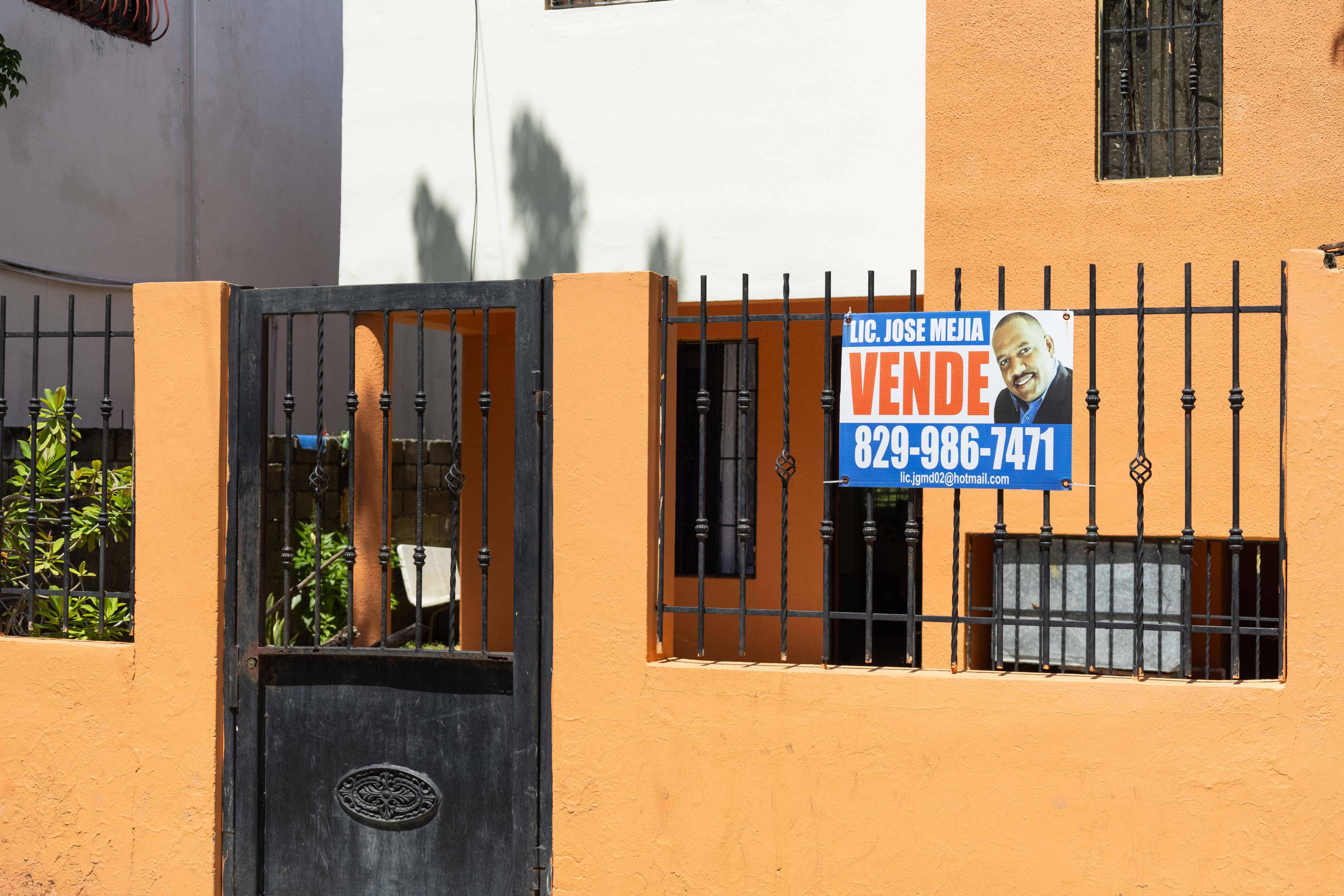 Algunas personas han puesto letreros  anunciando la venta de casas