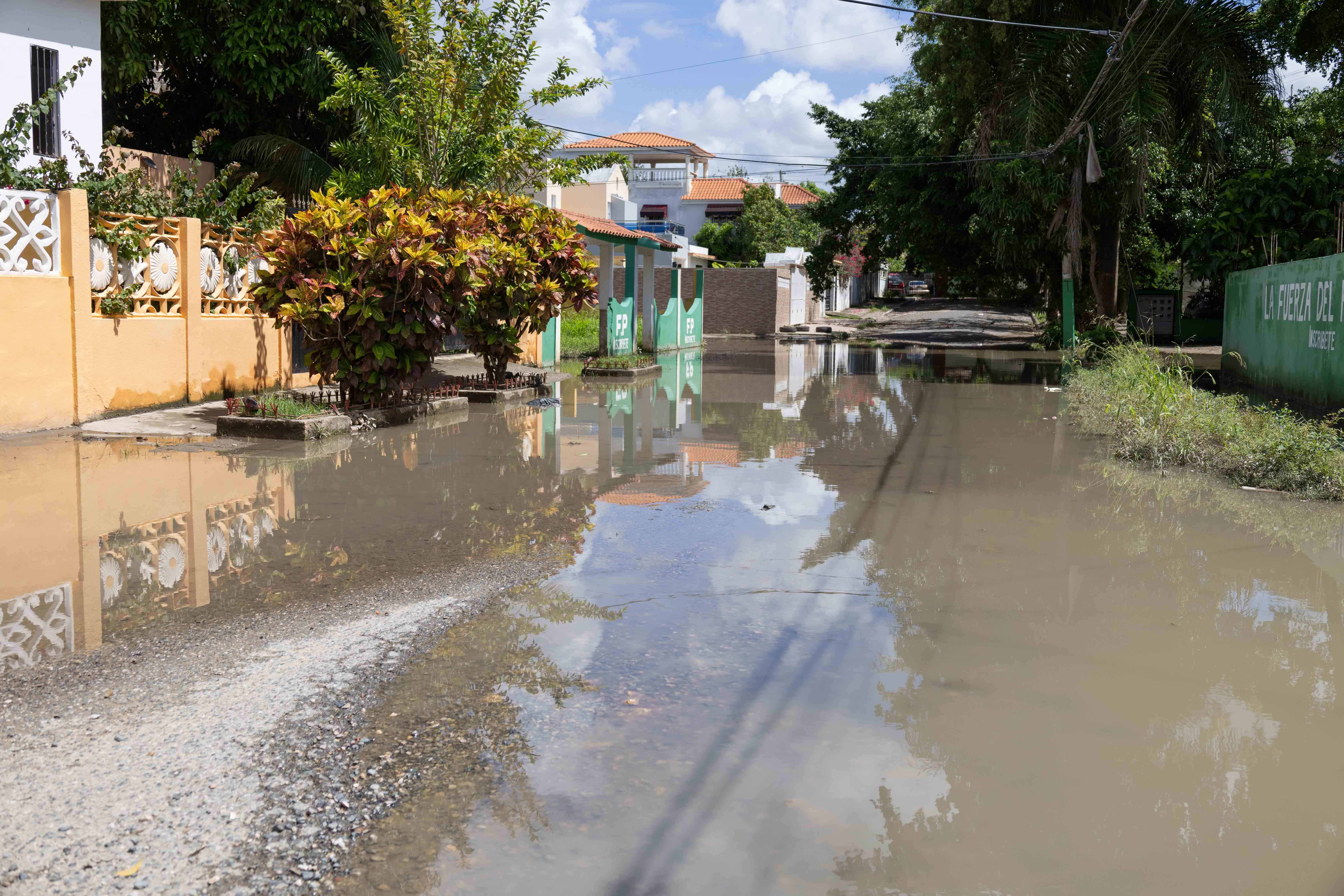 Algunas personas no pueden salir de sus casas por el charco que tienen en el frente.