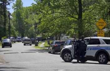 Delincuente mata a tres policías y hiere a cinco que lo fueron a apresar en Carolina del Norte