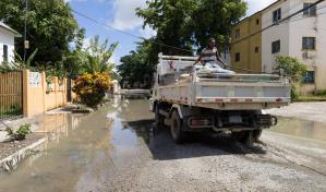 Lluvias dejan calles y avenidas con charcos en Santo Domingo Este