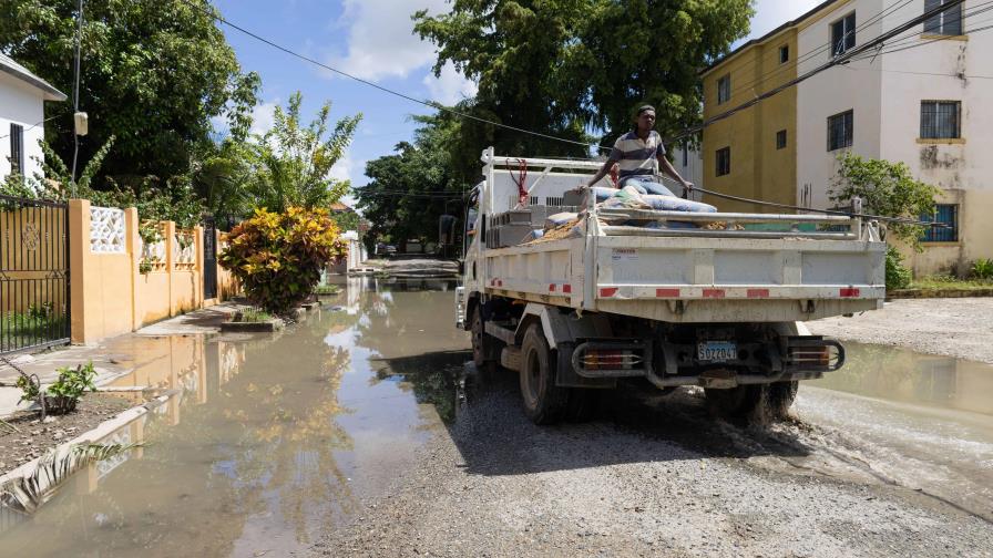 Lluvias dejan calles y avenidas con charcos en Santo Domingo Este