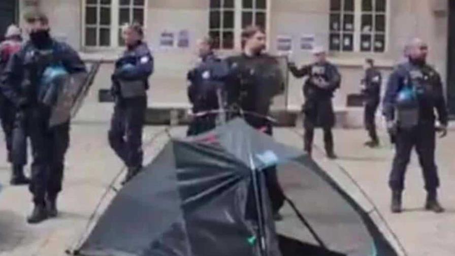 En París policías desalojan a estudiantes pro-palestinos de la Sorbona