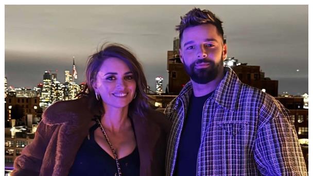 Penélope Cruz celebra sus 50 años con invitados de la talla de Salma Hayek, Rosalía y Ricky Martin