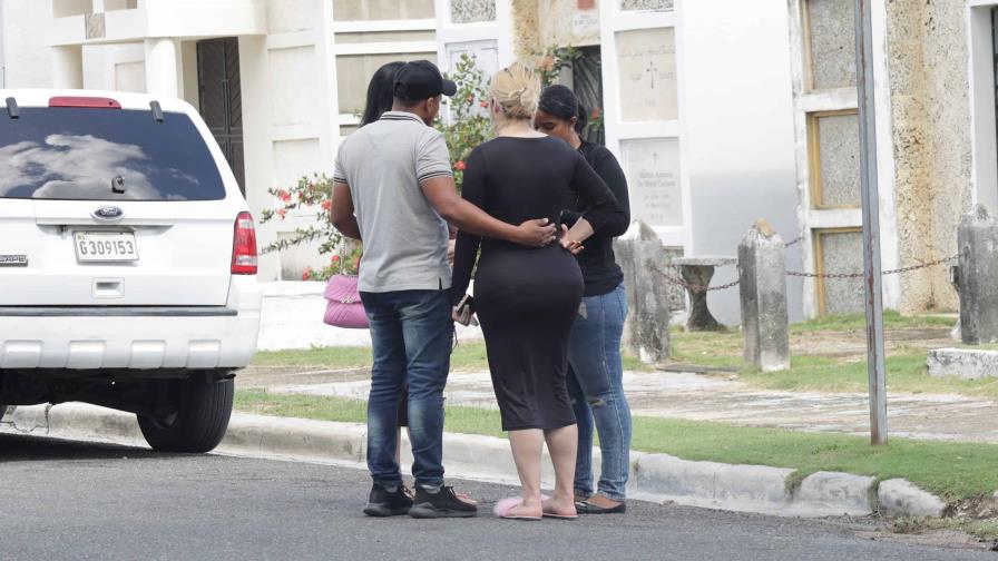 Madres reclaman en Inacif los cuerpos de niños fallecidos en incendio de Villa Mella