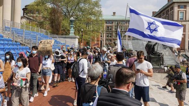 Universidad de Columbia comienza suspensiones de estudiantes del campamento propalestino