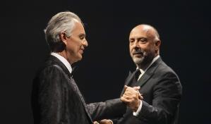 La voz virtuosa de Bocelli no hace distinciones entre ópera y música popular en Barcelona