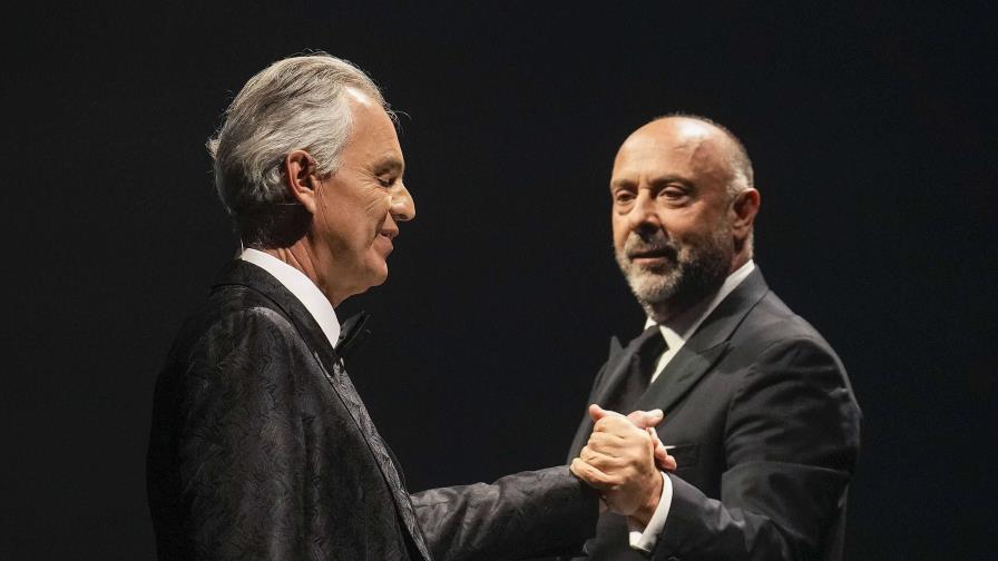 La voz virtuosa de Bocelli no hace distinciones entre ópera y música popular en Barcelona