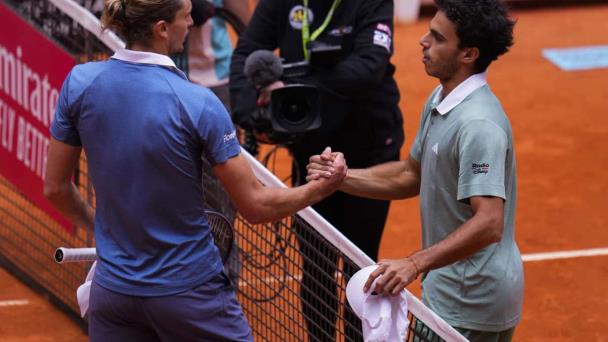 Cerúndolo sorprende a Zverev y avanza a cuartos en el Abierto de Madrid