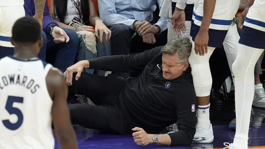 El entrenador de los Timberwolves Chris Finch se opera la rodilla tras colisión