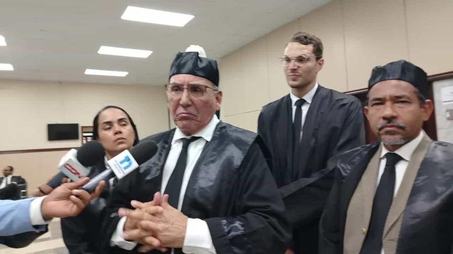 ¿Pueden los fiscales subir a estrado sin tener el carnet de abogado?