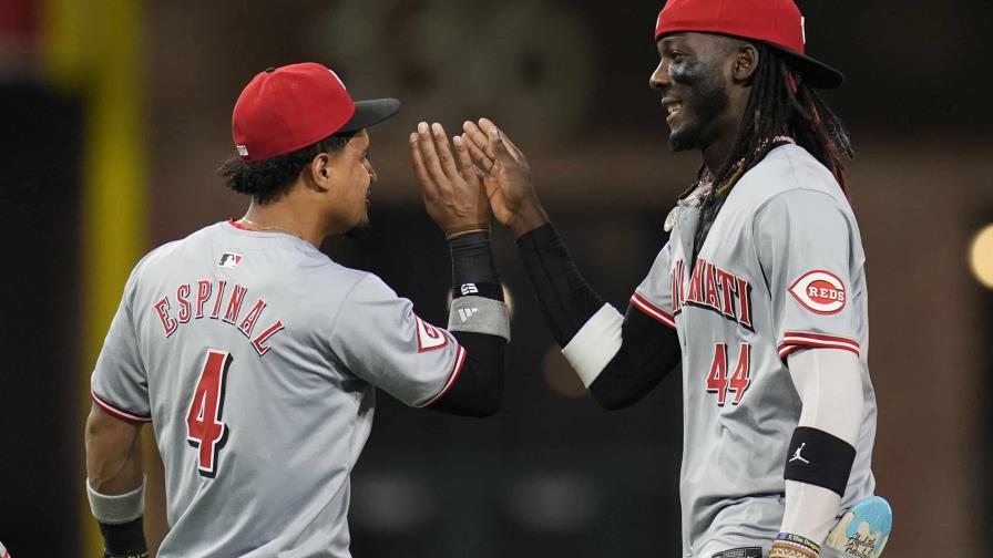 De La Cruz jonronea y Lodolo poncha a 11 mientras los Rojos vencen 5-2 a los Padres