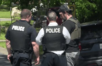 Cuatro agentes policiales mueren en enfrentamiento a tiros en el sur de EEUU