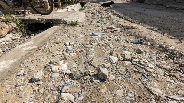 Reclaman concluir construcción de carretera en Santiago