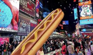 Un perrito caliente de 20 metros desafía el capitalismo de Estados Unidos en Times Square