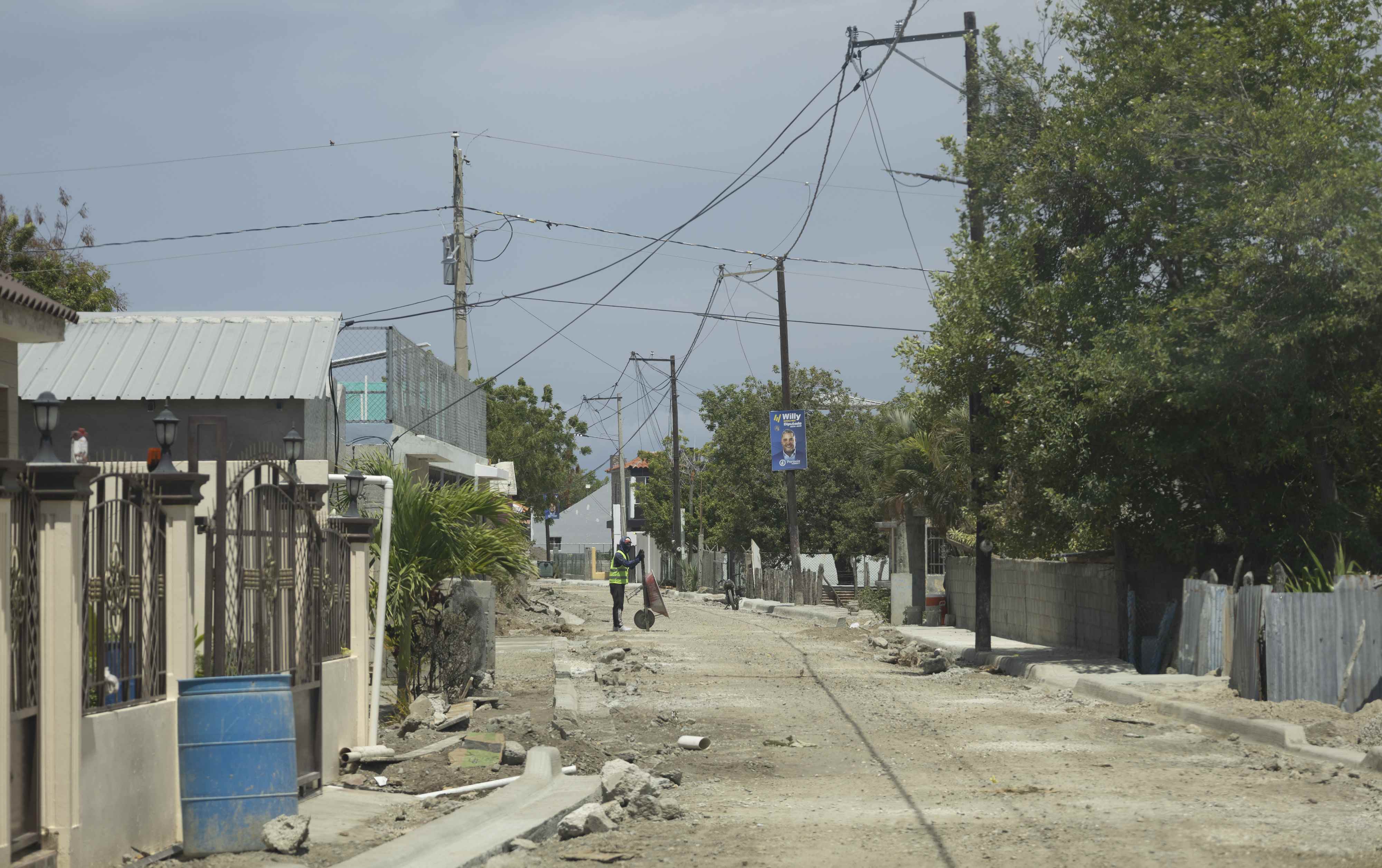 En la comunidad es notable la presencia de maquinaria y hombres trabajando en el asfaltado de las calles, así como la construcción de aceras y contenes. 