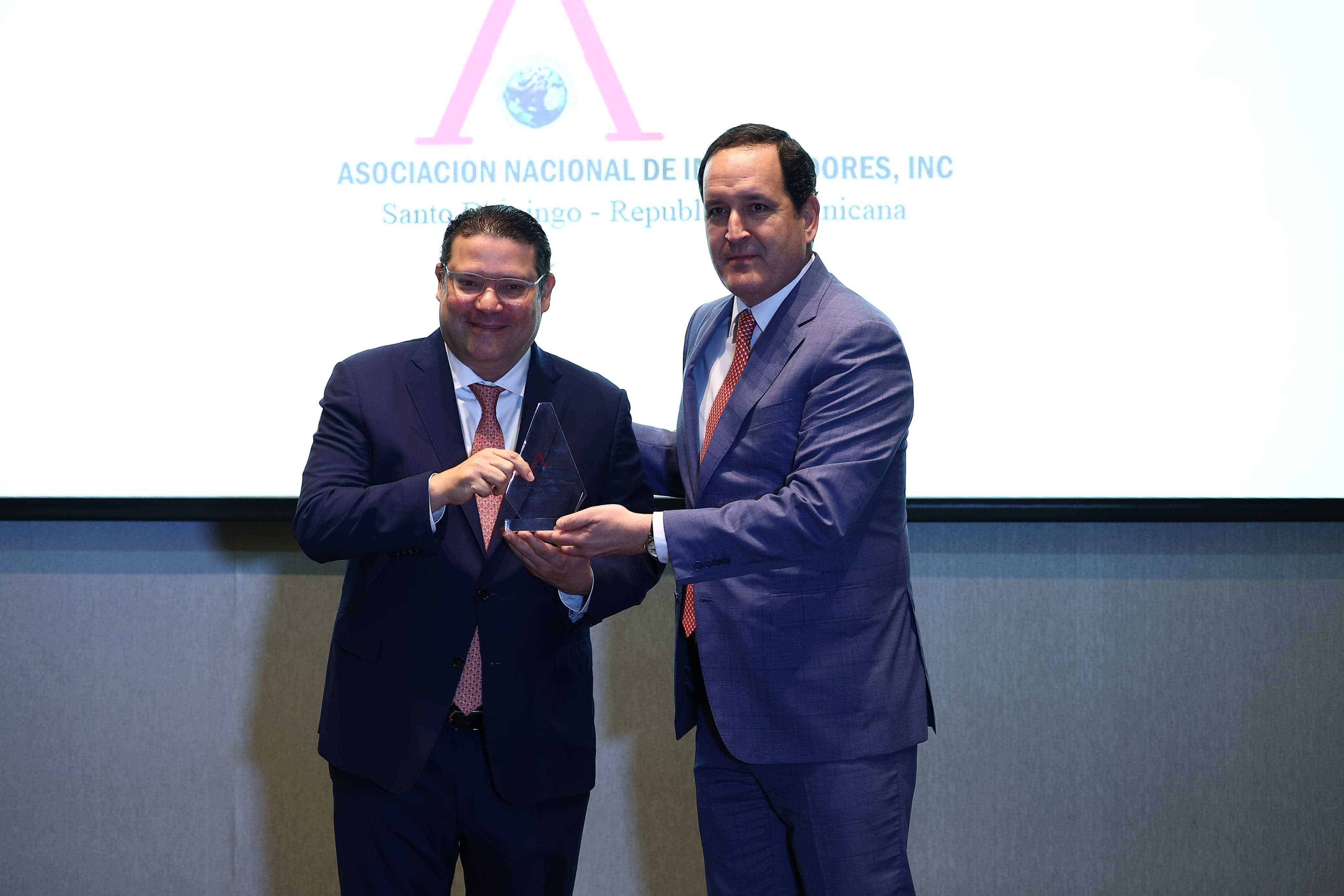 Eduardo Sanz Lovatón, director general de Aduanas (DGA), recibe el reconocimiento de José Antonio Álvarez, presidente de la Asociación Nacional de Importadores (ANI).
