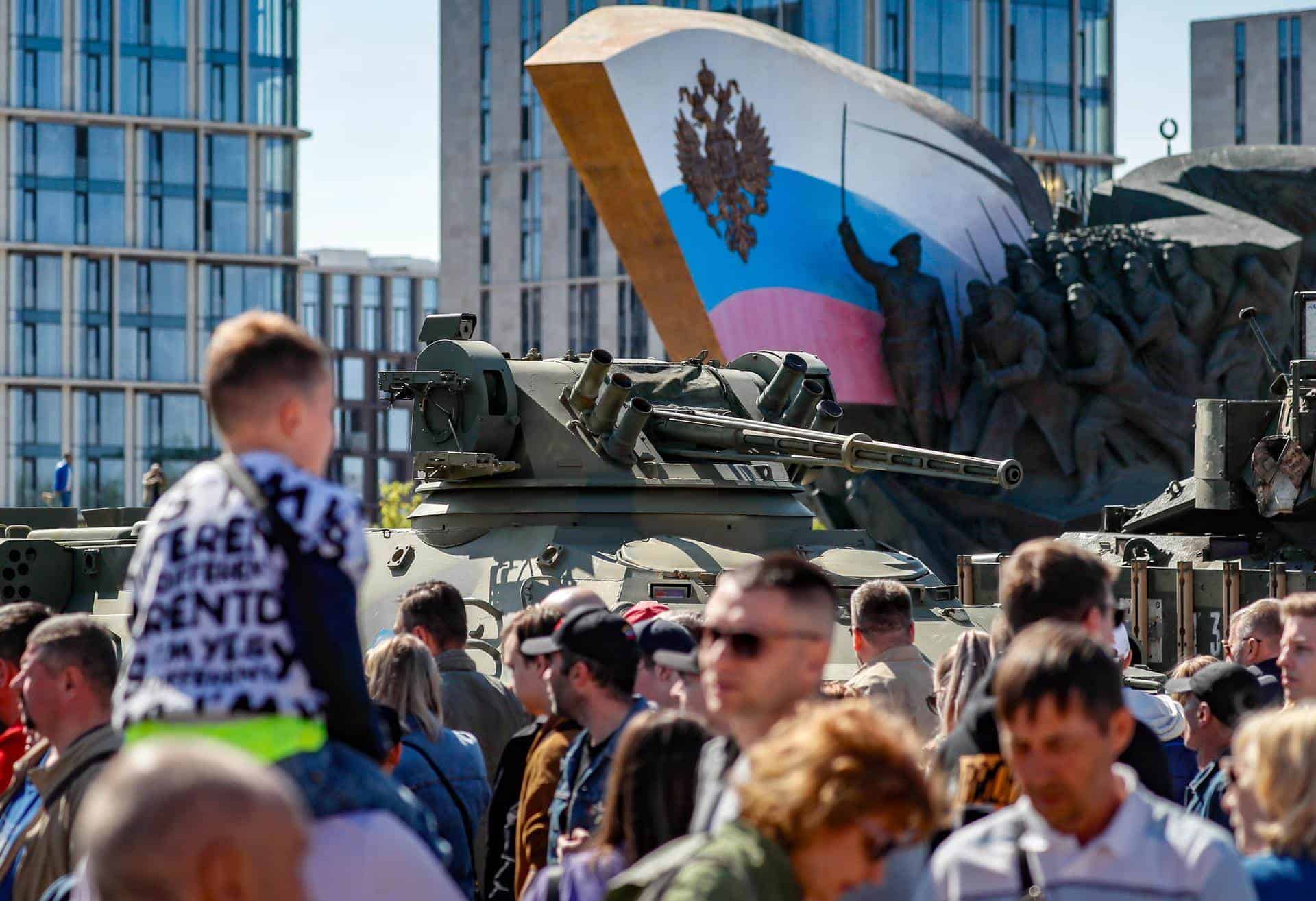 Público asiste a la exposición de armas en Moscú