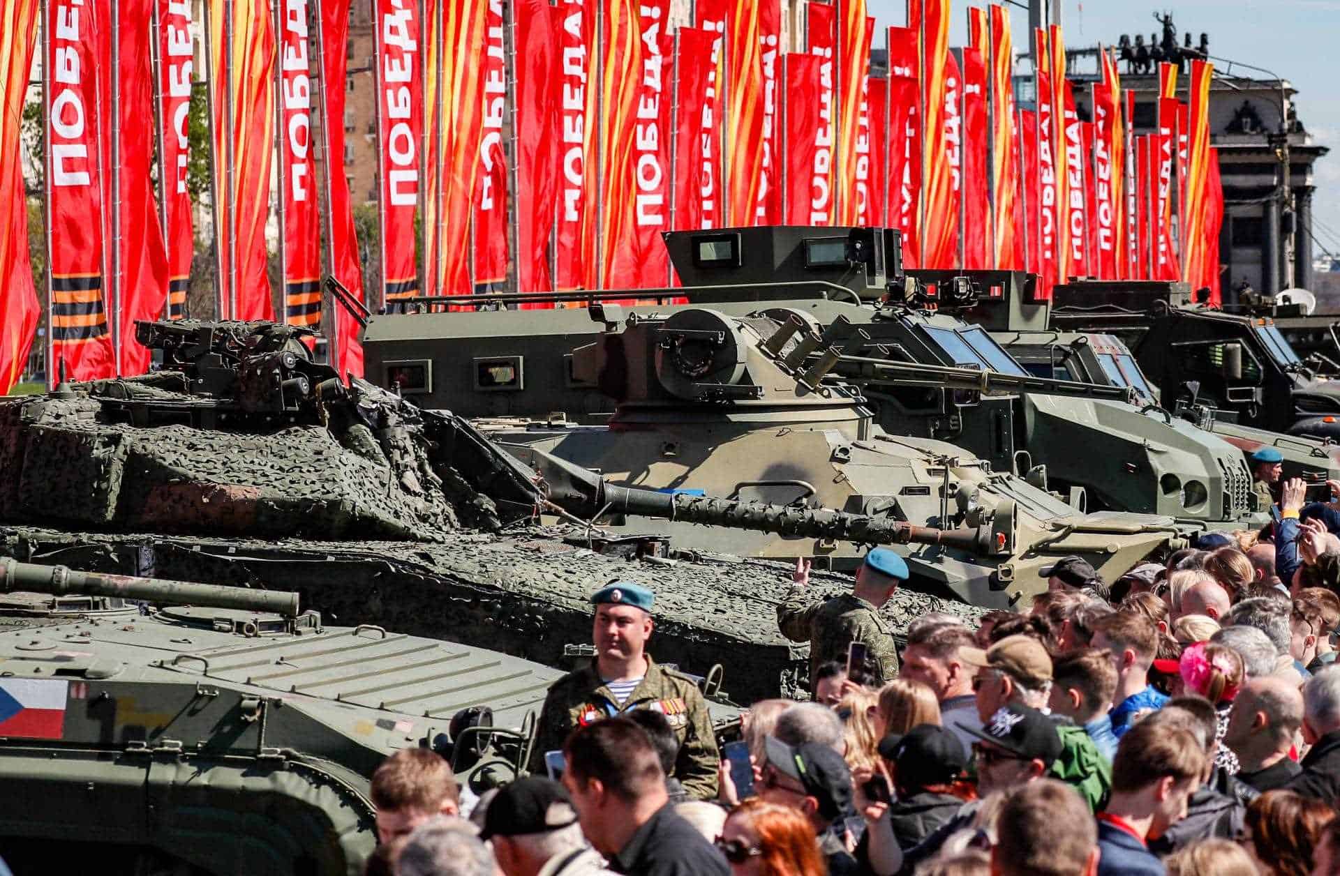 Desfile de tanques capturados por Rusia en Ucrania expuestos en Moscú