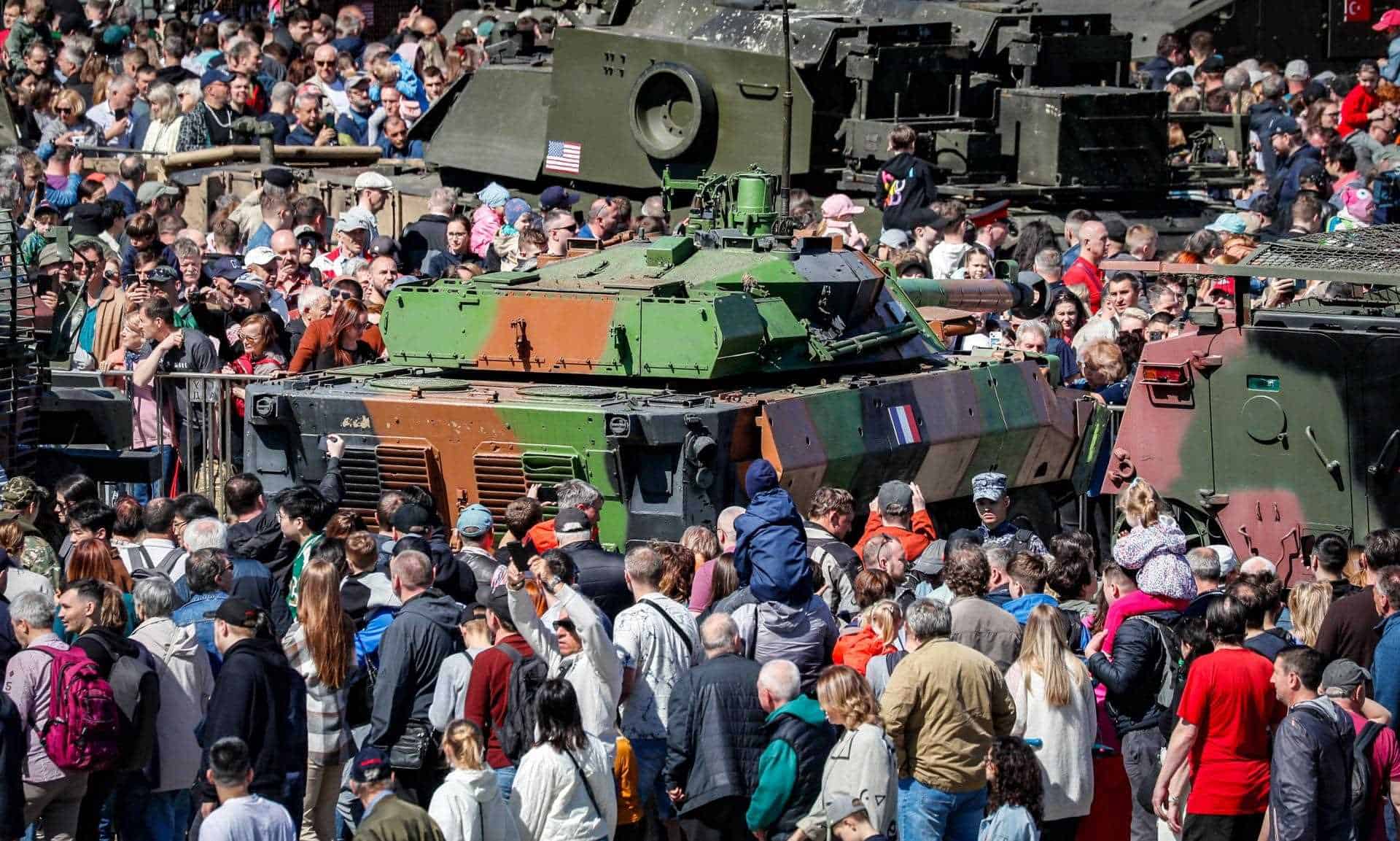 Desfile de tanques capturados por Rusia en Ucrania expuestos en Moscú