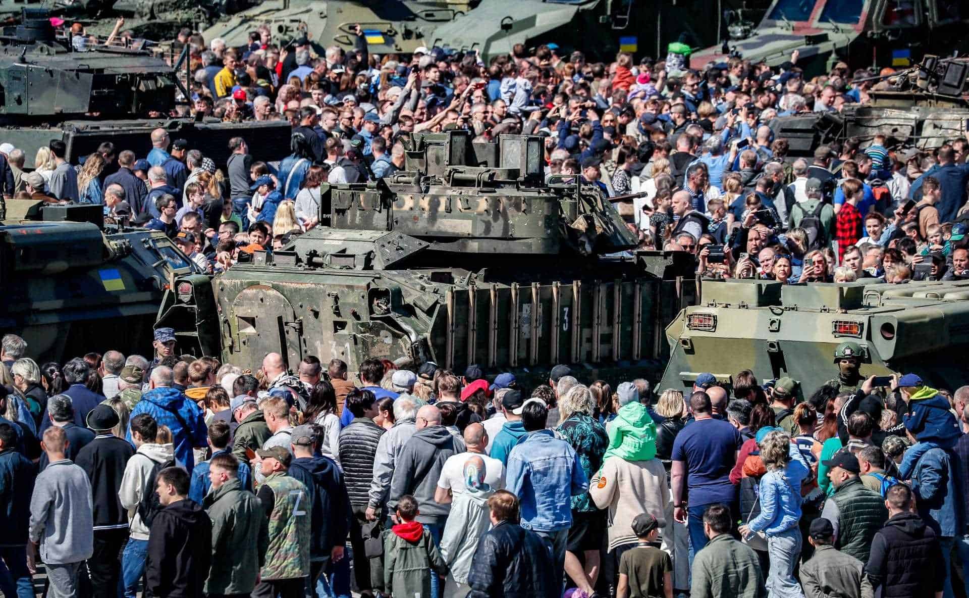 Público asiste a la exposición de armas en Moscú