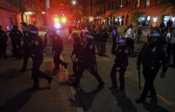Policía detiene a manifestantes en Universidad de Columbia
