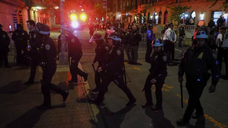 Policía detiene a manifestantes en Universidad de Columbia