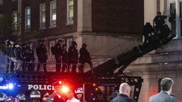 Policía antimotines llega al campus de UCLA tras choques entre manifestantes por guerra de Gaza