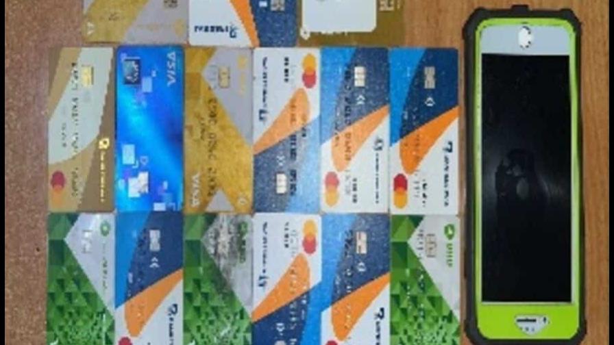 Arrestan hombre que consumió miles de pesos con 14 tarjetas robadas en La Romana