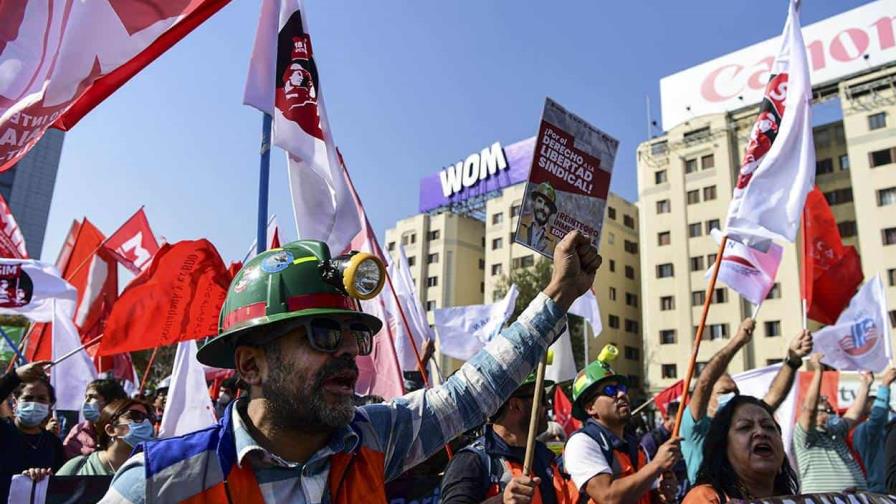 Miles de personas marchan en Chile por mejores salarios y pensiones dignas