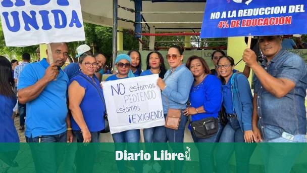 Docentes de Higüey se unen a protesta de la ADP por aumento salarial