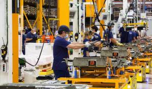 Sector privado de EE. UU. crea más empleo de lo previsto en abril, según informe