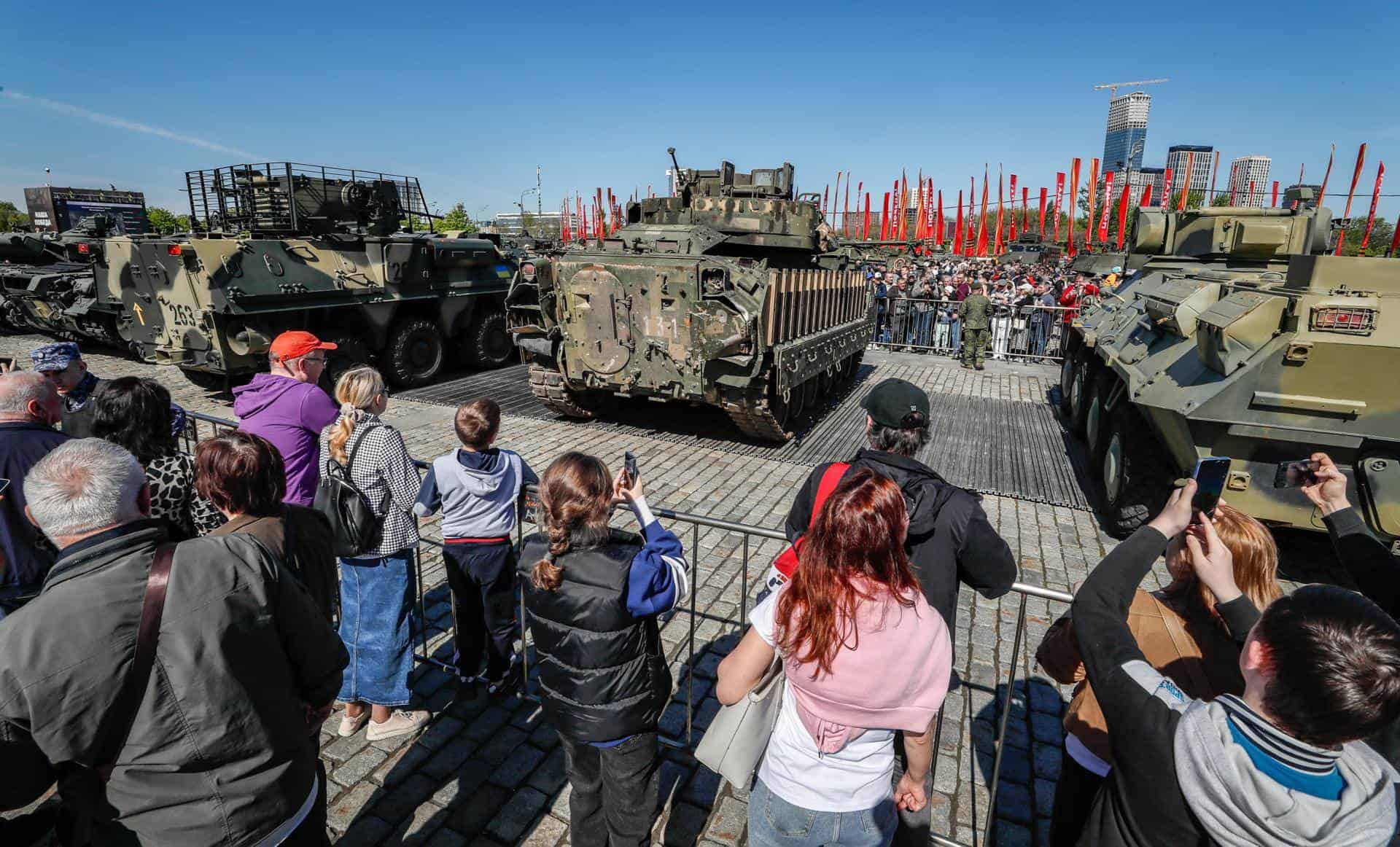 Público asiste a la exposición de armas en Moscú