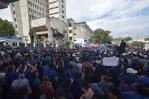 Miles de profesores reclaman aumento salarial durante manifestación en Santiago