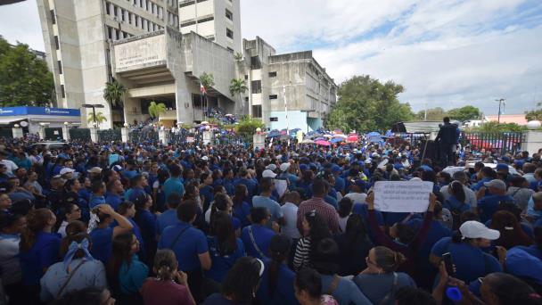 ADP protesta en demanda de aumento salarial