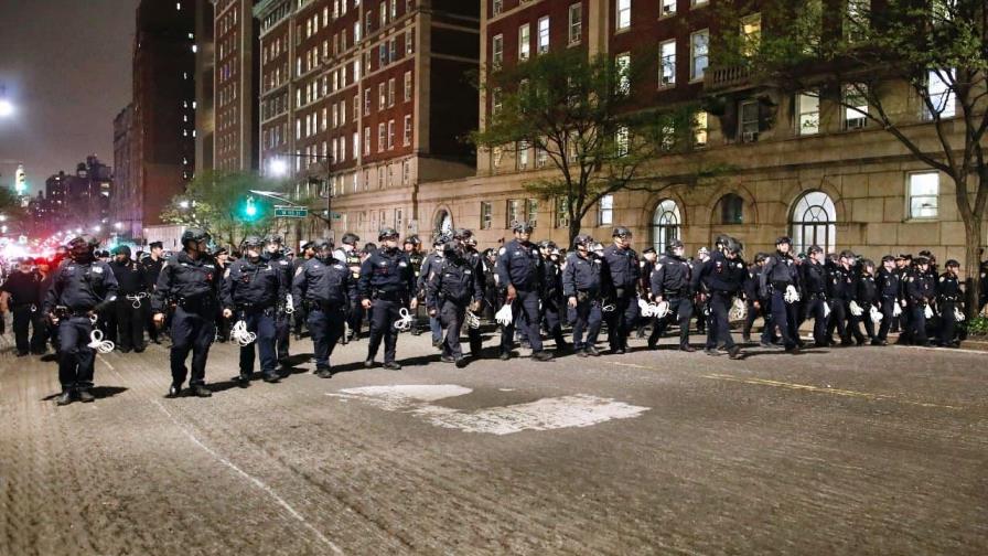 Protestas en NY fuera de control: más de 300 estudiantes detenidos en intervención policial