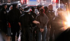 Detienen a una docena de estudiantes tras enfrentamiento con la polic&iacute;a en Wisconsin