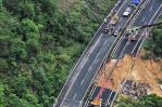 Sube a 36 el número de fallecidos tras el hundimiento de una carretera en el sur de China