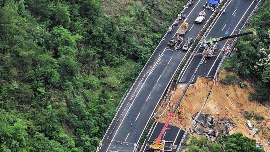 Sube a 36 el número de fallecidos tras el hundimiento de una carretera en el sur de China