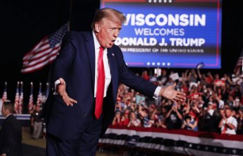 Trump se olvida de su juicio y vuelve a la campaña en Wisconsin: lo apoyamos todavía más