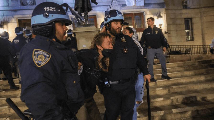 Despliegue policial en la Universidad de Los Ángeles tras los altercados de manifestantes