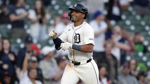 Wenceel Pérez, dominicano 13 que pega de jonrón a ambas manos en un juego