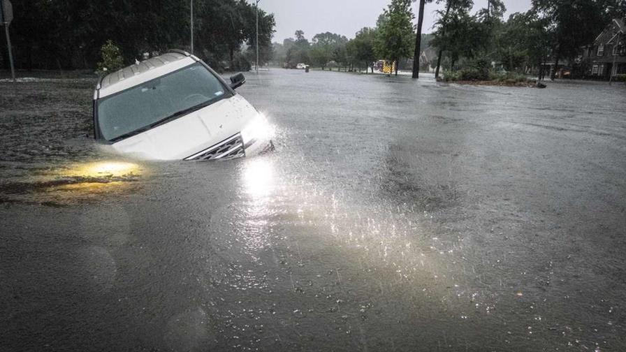 Fuertes lluvias causan inundaciones en Houston; ordenan a residentes evacuar