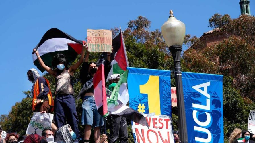 Manifestantes contra guerra en Gaza y detractores se enfrentan en campus universitarios de EEUU