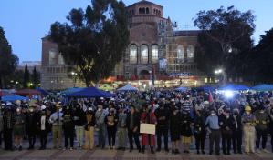 La policía empieza a desmontar barricadas en campamento de protesta propalestino en UCLA