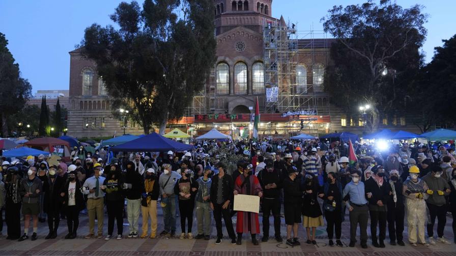 La policía empieza a desmontar barricadas en campamento de protesta propalestino en UCLA