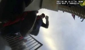 Condenan a cinco años hombre que alardeó de "arrojar" a un policía durante asalto al Capitolio