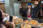 Nathy Peluso trae la Grasa a Nueva York repartiendo pizza