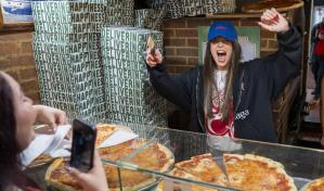 Nathy Peluso trae la Grasa a Nueva York repartiendo pizza