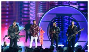 Romeo Santos cierra ciclos junto a Aventura con un romántico concierto en Los Ángeles